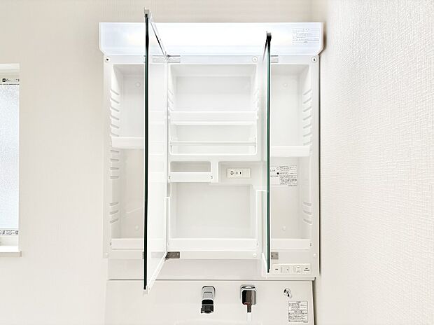 三面鏡の裏に、化粧品や衛生用品などを収納可能。洗面台をすっきりと保ちます!