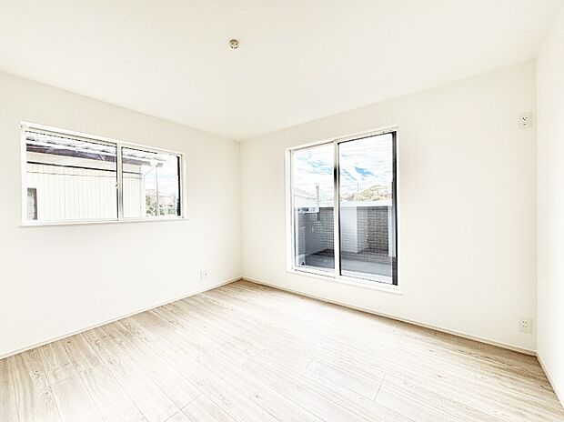 バルコニーが開放感をプラスしてくれる洋室