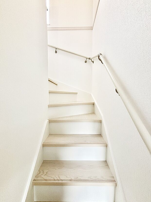 階段は手すり付きなので小さなお子さまやご高齢の方も安心です