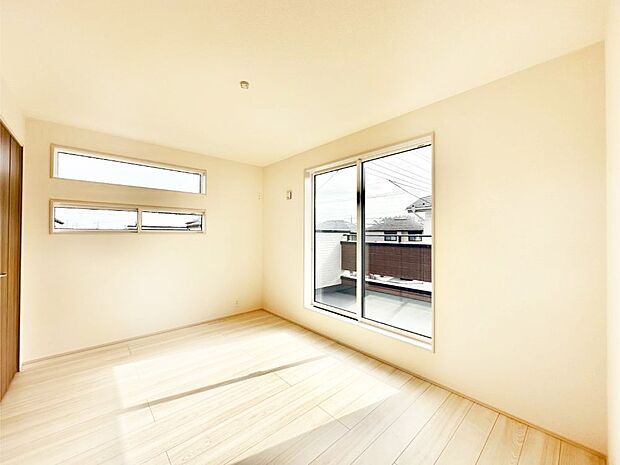 明るいバルコニーサイドに洋室を設置。目覚めの良い寝室に。 