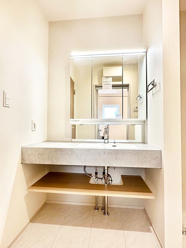 清潔感のある快適空間です。毎日の身支度も気持ち良くお使い頂けます。 