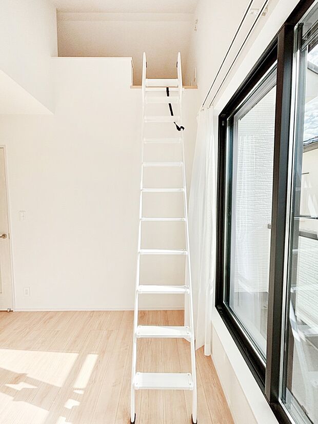 お部屋を有効活用できるロフト付き。季節品などスッキリ片付けられます！