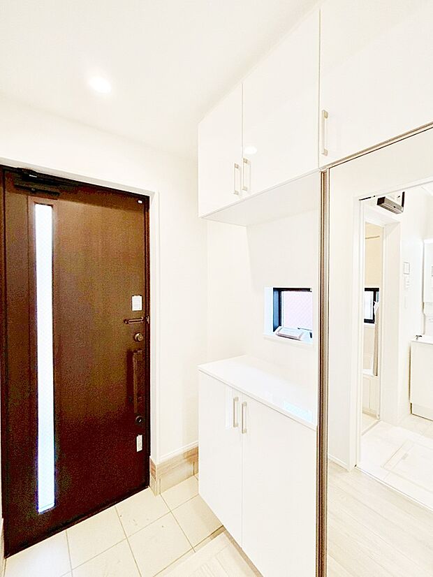 ご家族やお客様を気持ちよくお出迎え！明るい陽光が入り込む玄関。