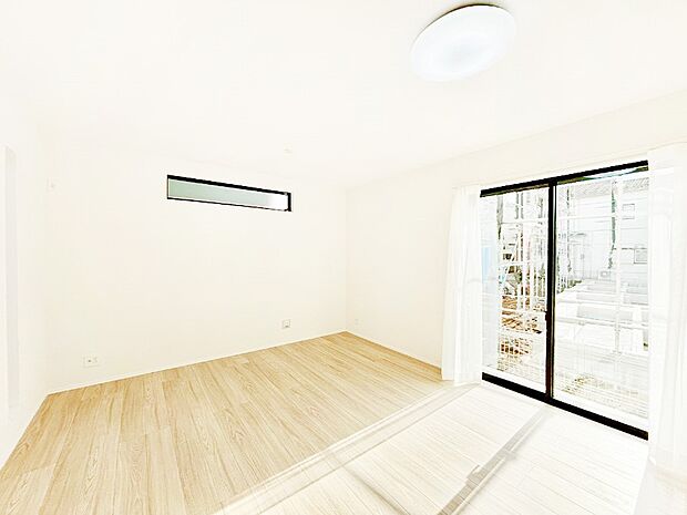 明るい陽光が注ぎ、寛ぎの雰囲気に満たされるリビングダイニング