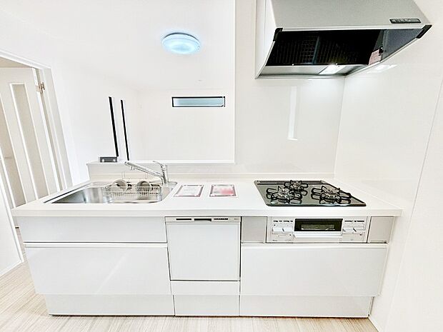 システムキッチンはシンプルでスッキリした飽きの来ないデザインなので永く使えそう！