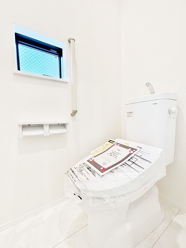 清潔感あるシャワートイレ。小窓から光が注ぎ込みます！