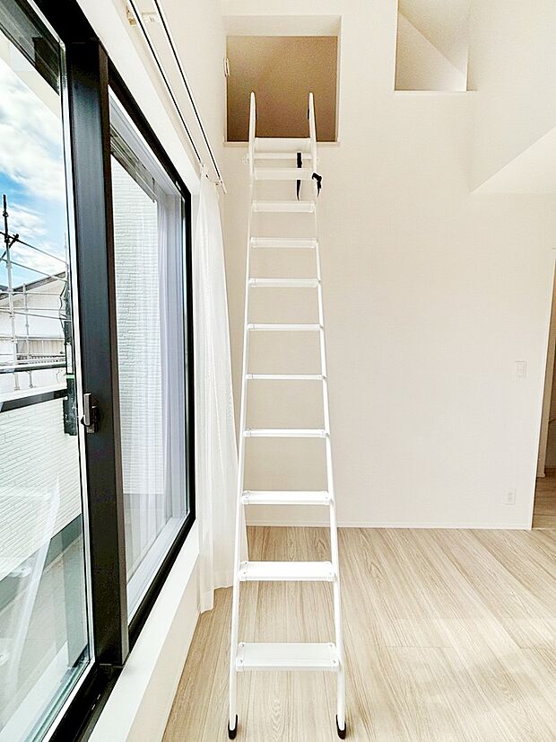 お部屋を有効活用できるロフト付き。季節品などスッキリ片付けられます！