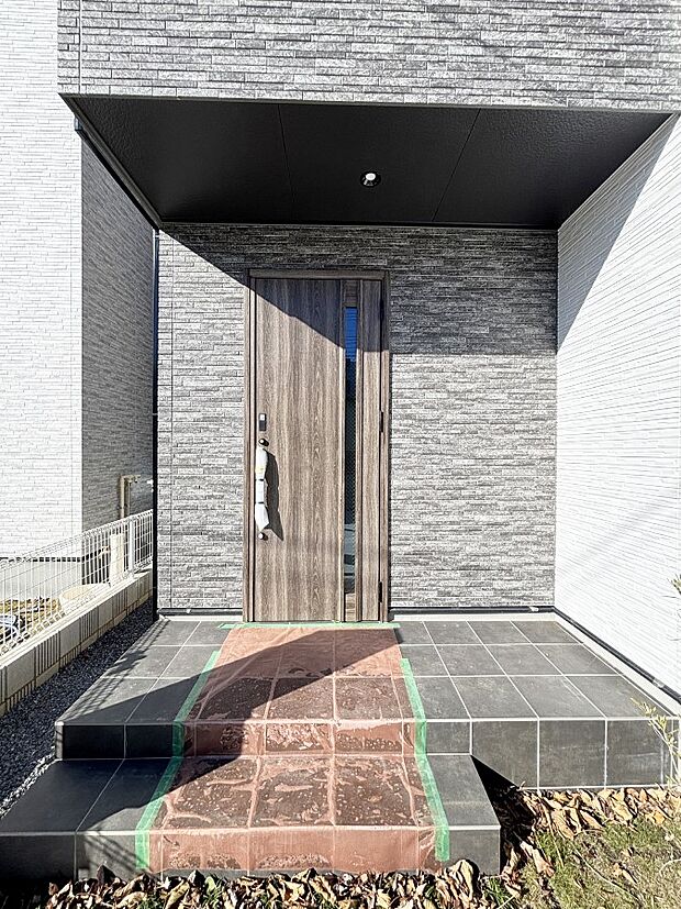 玄関前は雨が降っても濡れにくい屋根付き