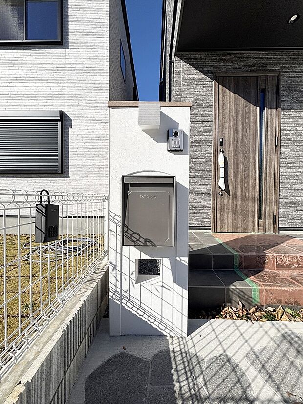 シンプルなデザインのポスト