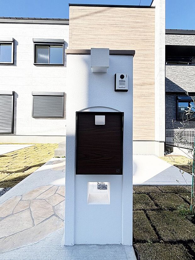 シンプルなデザインのポスト