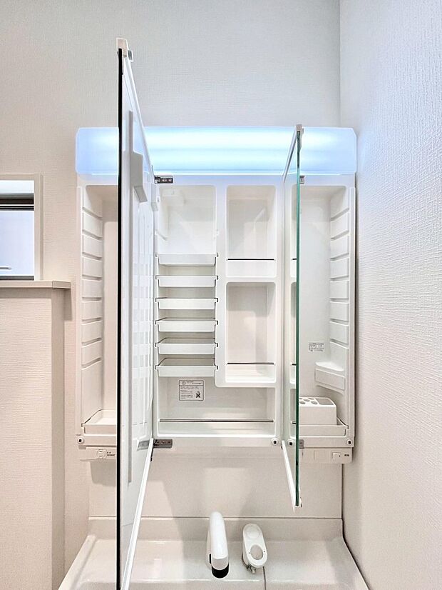 三面鏡の裏に、化粧品や衛生用品などを収納可能。洗面台をすっきりと保ちます！