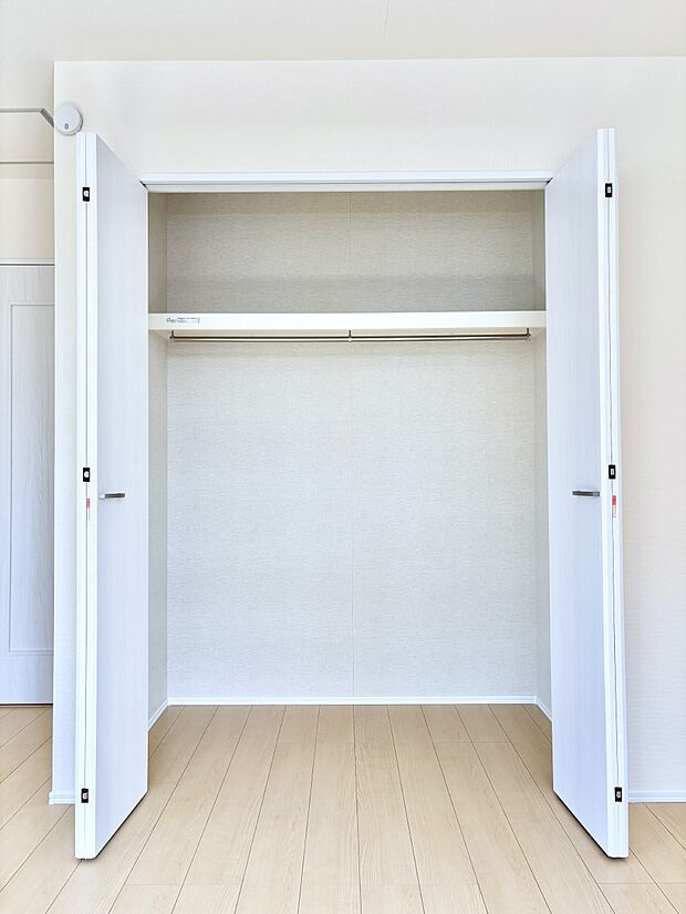 洋室のクローゼット。奥行きがあるので厚手の衣類もすっきり収まります。