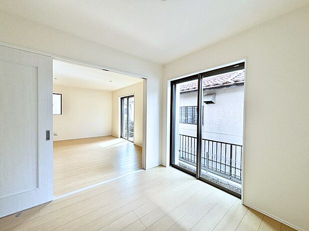 リビング隣接の洋室は個室としても利用できます