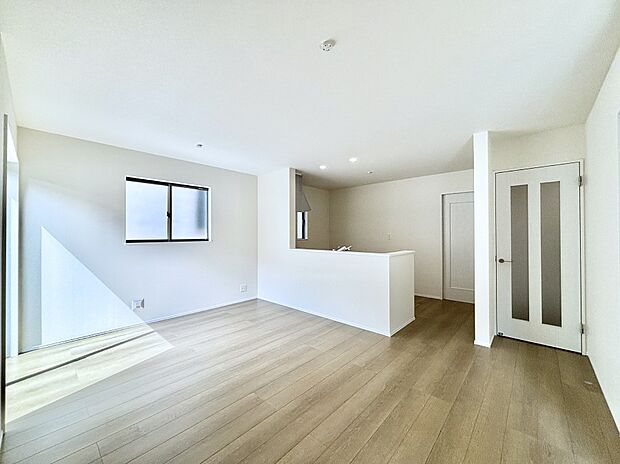 ご家族の賑やかな話し声で包まれる明るいリビング