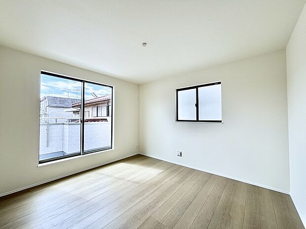 明るいバルコニーサイドに洋室を設置。目覚めの良い寝室に。 