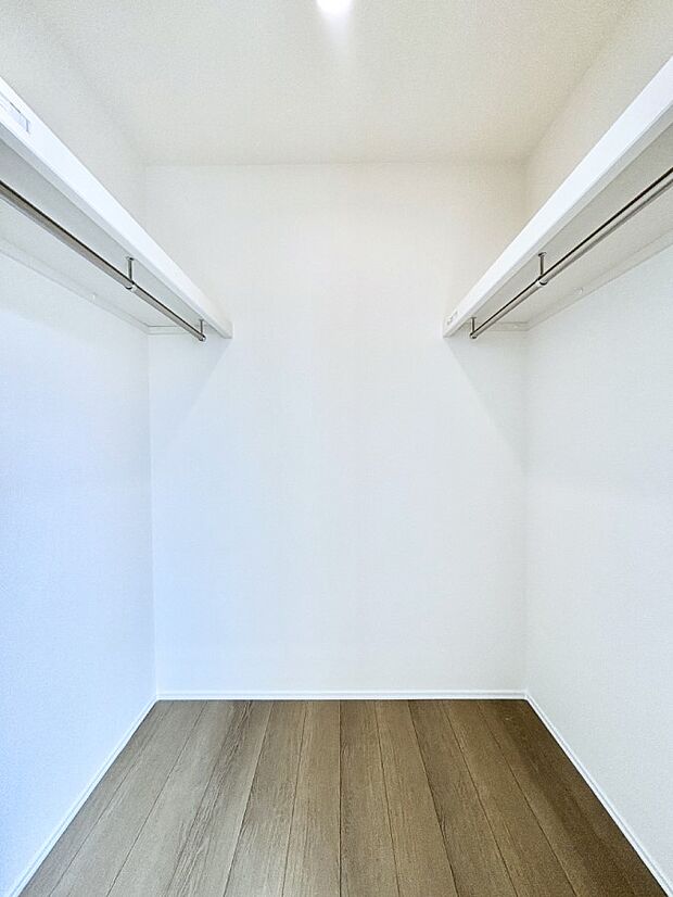 ウォークインクローゼット付きで生活空間を広く利用できます。