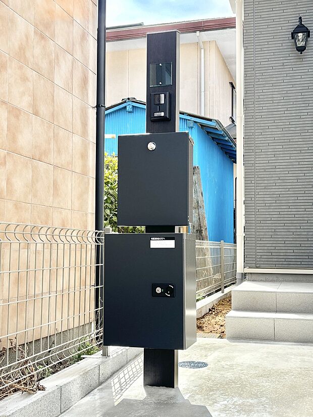 表札・インターホン・ポスト・宅配BOXをひとつに集約。エントランスになじむシンプルデザイン。