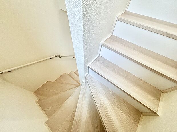 階段は手すり付きなので小さなお子さまやご高齢の方も安心です