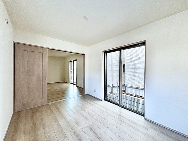 リビング隣接の洋室は個室としても利用できます