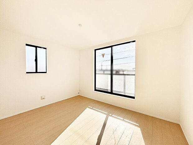 明るいバルコニーサイドに洋室を設置。目覚めの良い寝室に。