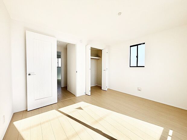 やさしい光がさしこむ居室はしっかり収納付き