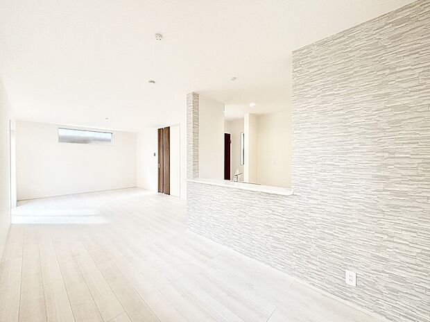 明るい陽光が注ぎ、寛ぎの雰囲気に満たされるリビング・ダイニング。