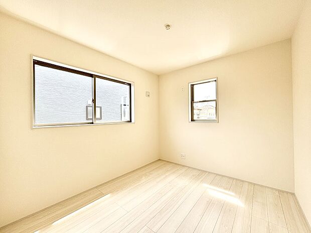 2面採光で気持ちよく自然光が取り入れられるのでお子様のお部屋にもピッタリ
