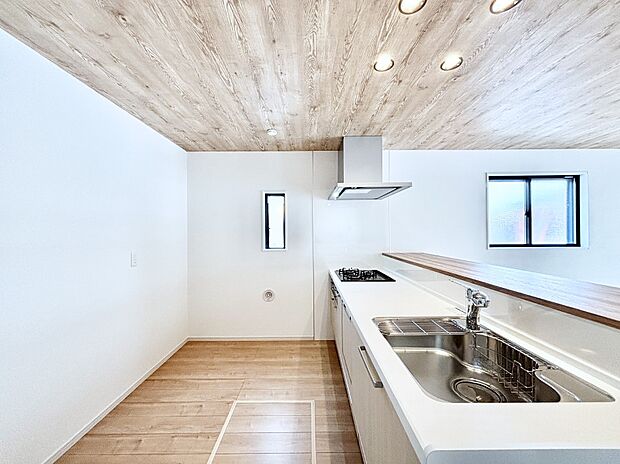 ポップアップ天井が素敵なキッチン!窓があるので採光もとれ換気にも役立ちます。