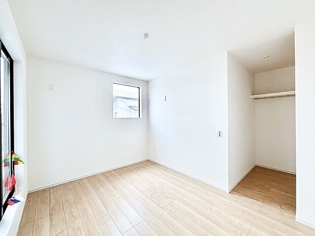 物や洋服の出し入れがスムーズなオープンクローゼット付きのお部屋