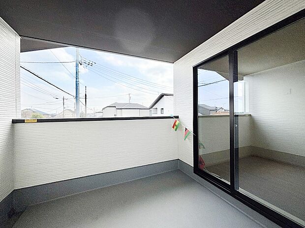 屋根付きのバルコニーなのでお仕事中やお出掛け中の急な雨も安心です!