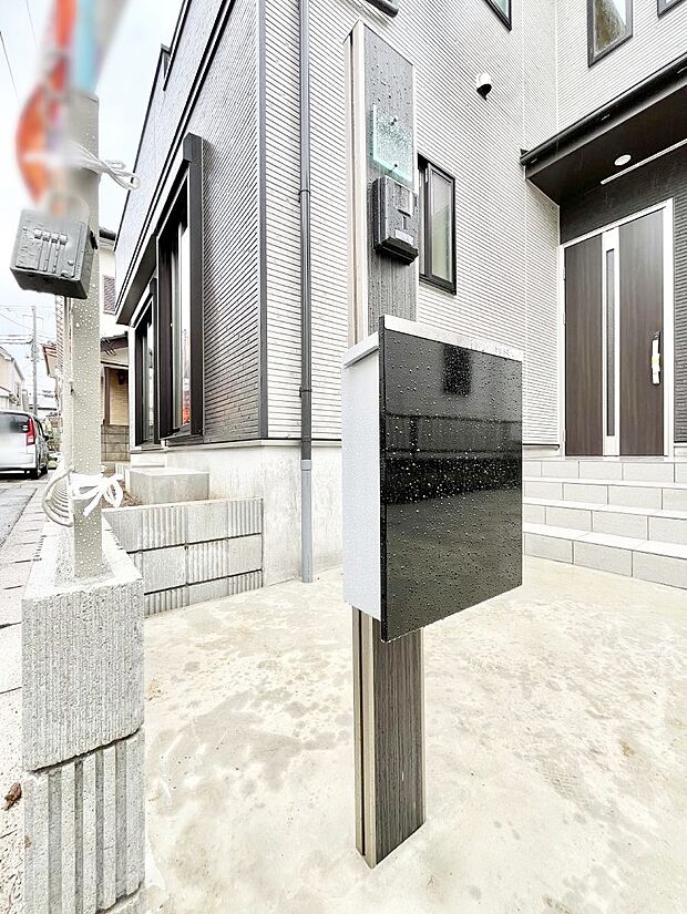 表札・インターホン・ポストをひとつに集約。エントランスになじむシンプルデザイン。