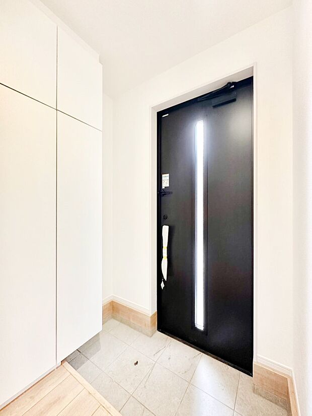 明るい陽光が入り込む玄関。ご家族の靴もスッキリ収納できる玄関収納付き！