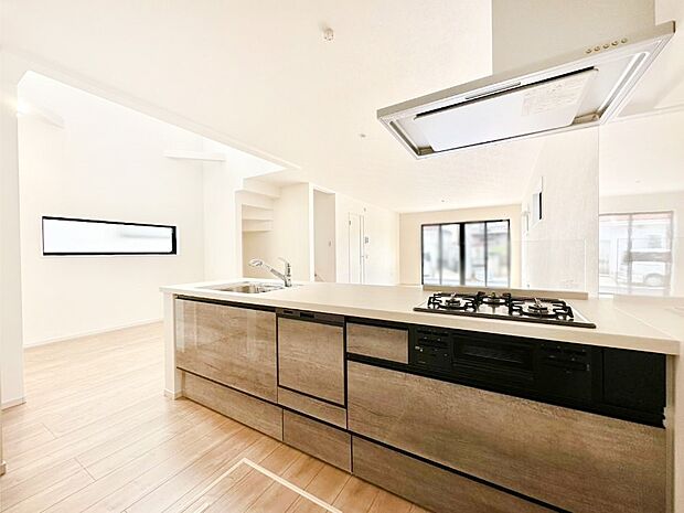 カウンター越しに楽しいおしゃべり。いつものお料理がもっと美味しくなりそうですね。