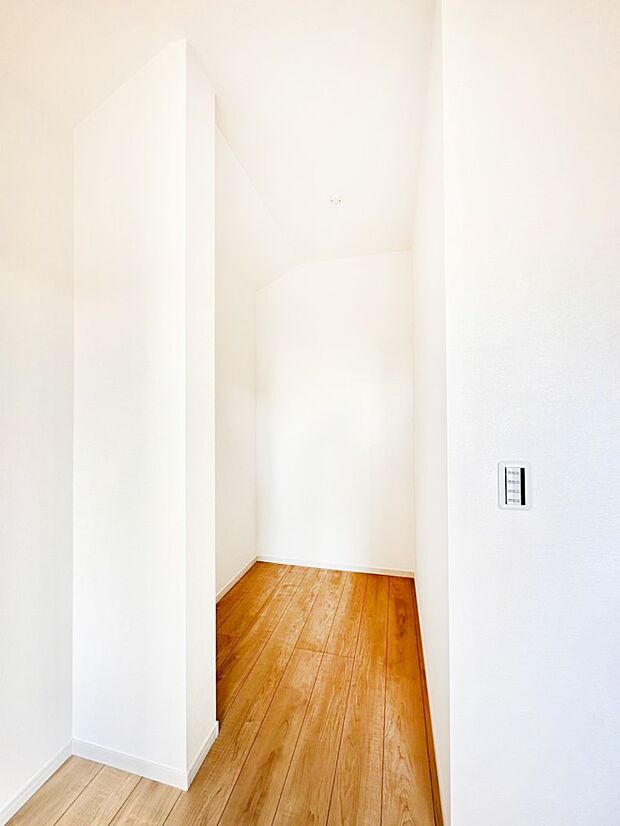 ウォークインクローゼット付きで生活空間を広く利用できます。