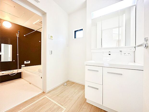 清潔感のある快適空間です。毎日の身支度も気持ち良くお使い頂けます。