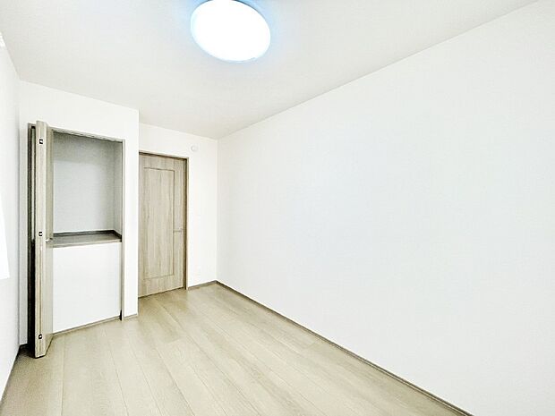 使いやすい形でベットや家具の置き方にも困ることもありません。   