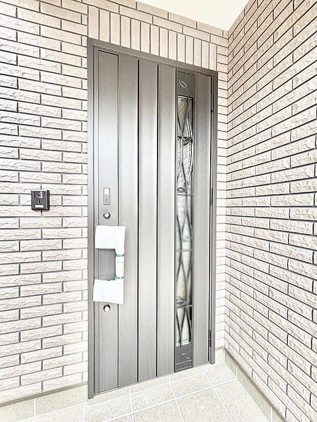 シンプルで落ち着いた雰囲気の玄関周り