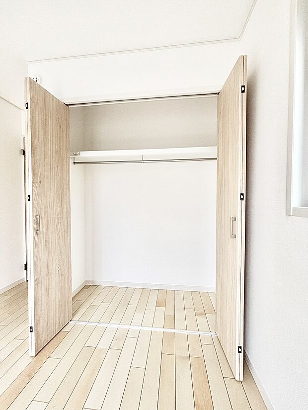 毎日着る衣類や荷物などの収納に便利なクローゼット付きです。