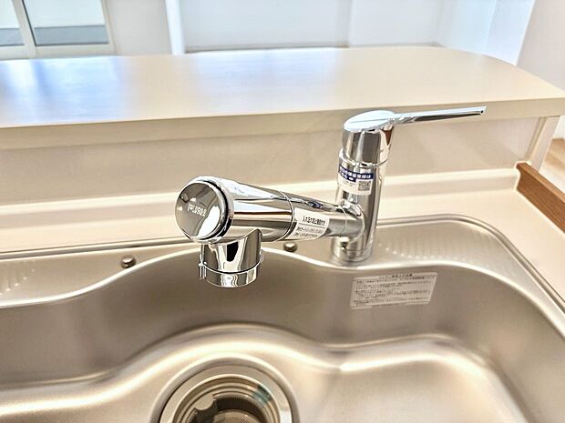 いつでも清潔なおいしいお水を。一つの水栓で水道水と浄水を使い分け。