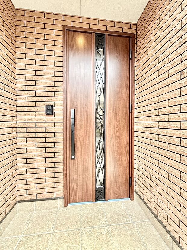 大切な家族、来客を出迎える玄関。