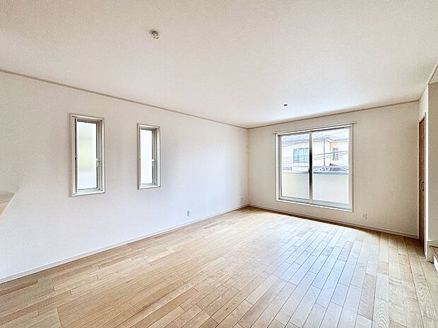 大きな窓からたっぷりの陽光と風を感じられるリビング