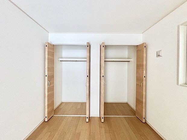 洋室のクローゼット。奥行きがあるので厚手の衣類もすっきり収まります。