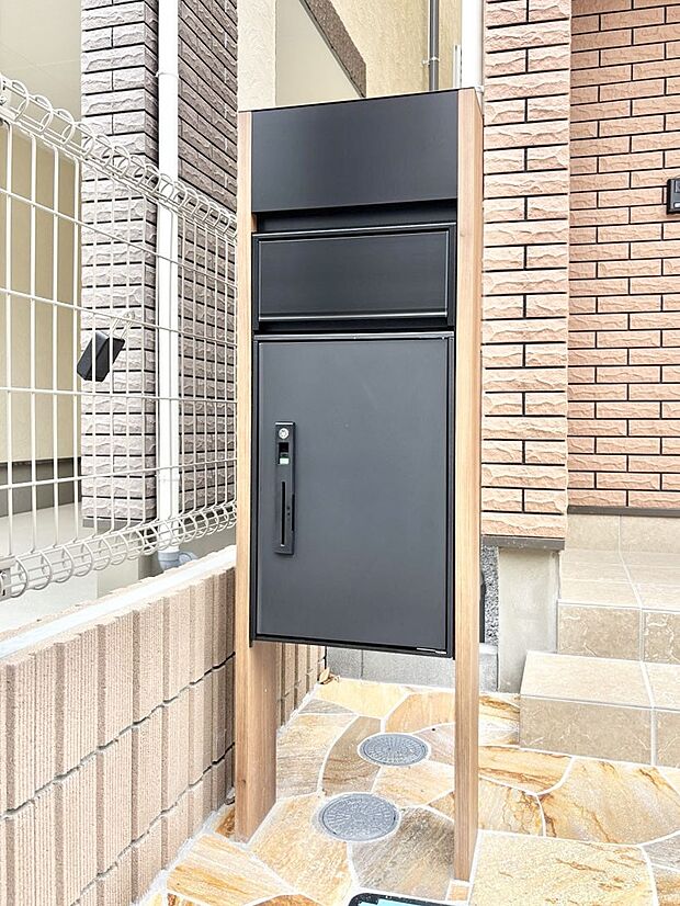 表札・インターホン・ポスト・宅配BOXをひとつに集約。エントランスになじむシンプルデザイン。