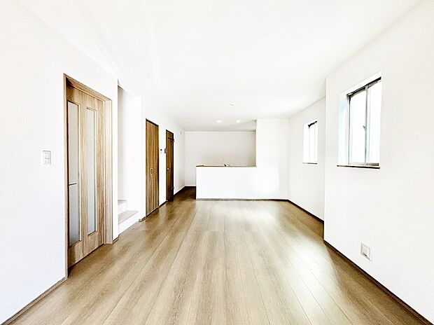 自然光が取り込まれ、家族団らんの場所を明るく演出