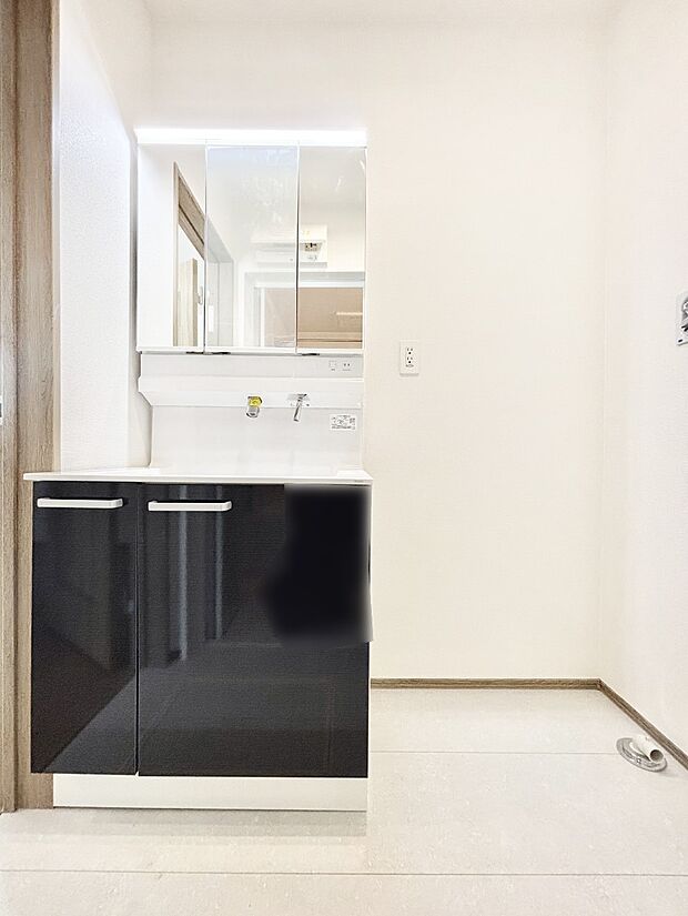 スタイリングに便利な三面鏡、ミラーキャビネットで細かい物スッキリ