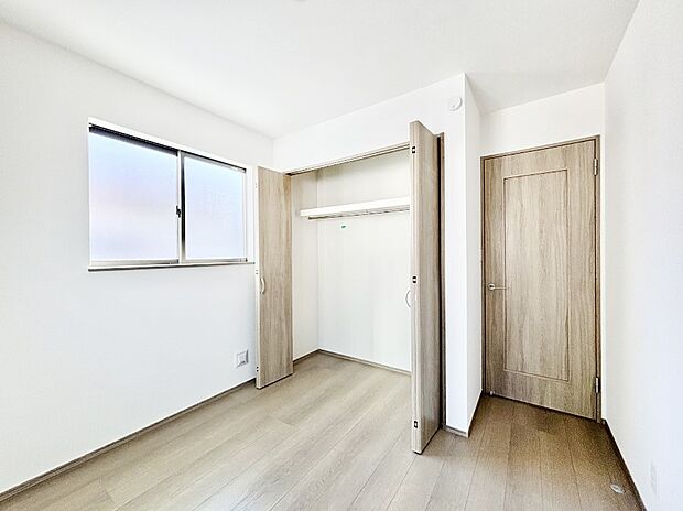 やさしい光がさしこむ居室はしっかり収納付き