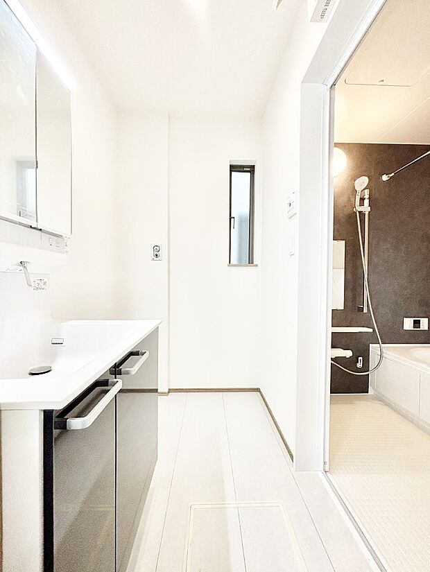 柔らかな朝の光を感じられる窓がついた洗面室