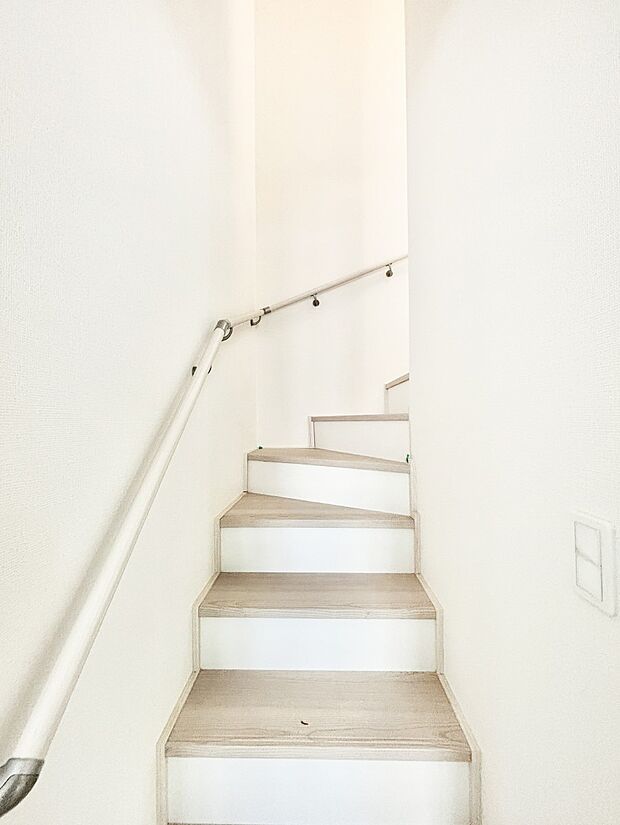 ご家族間のコミュニケーションが深まるリビングイン階段を採用