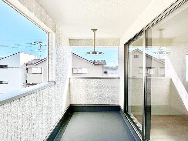 ゆったりバルコニーだから沢山お洗濯ものを干せます。