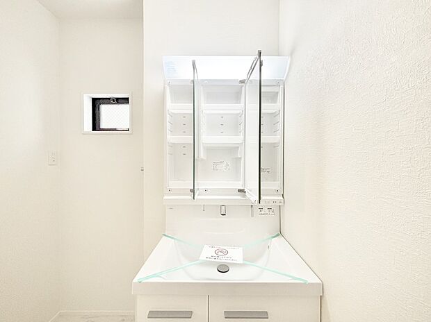 三面鏡の裏に、化粧品や衛生用品などを収納可能。洗面台をすっきりと保ちます!